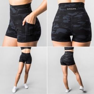 Alphalete Surface Pocket Shorts - Black Camo - S